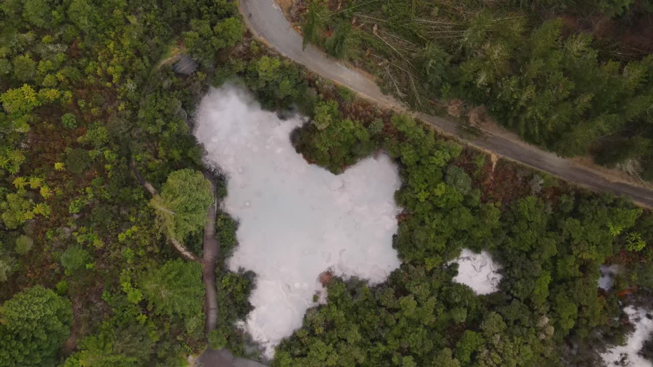 drone mira hacia abajo, toma ascendente de la piscina de barro de waitapu, rotorua, nueva zelanda