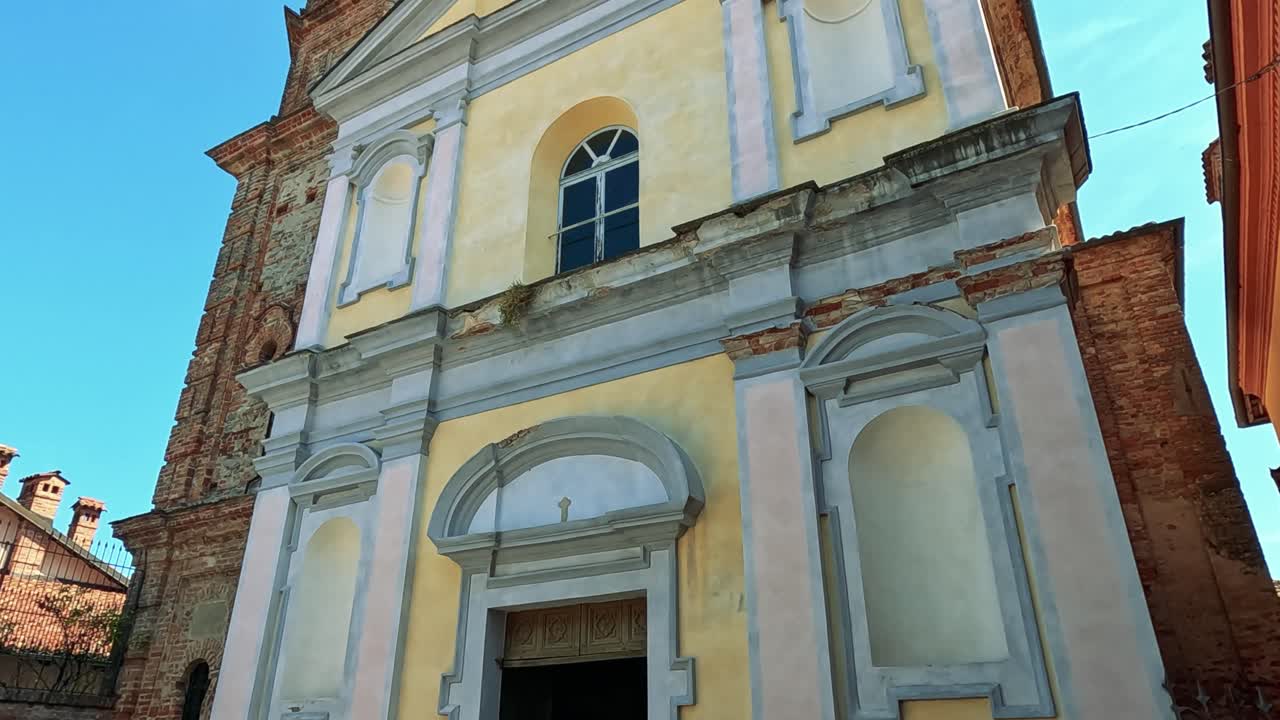 vista de la histórica torre del reloj en cuneo, italia