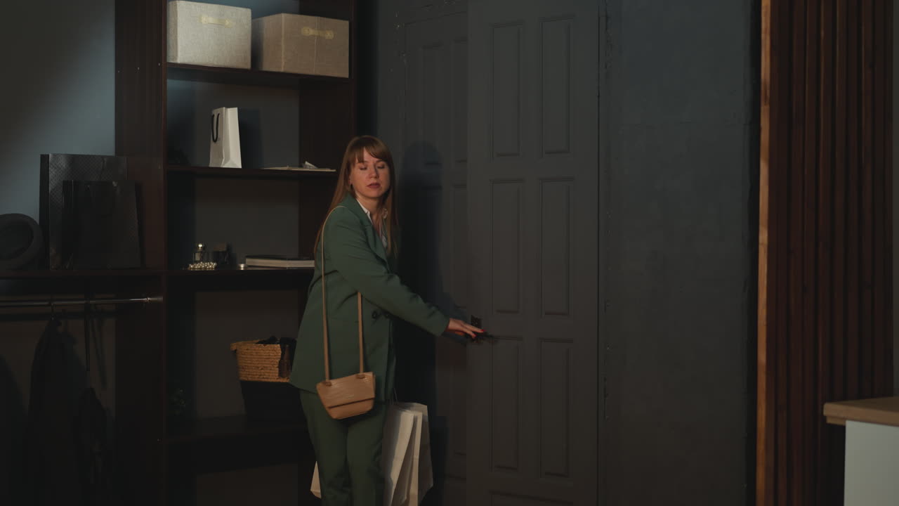 деловая женщина возвращается домой с работы, чувствуя себя измученной.