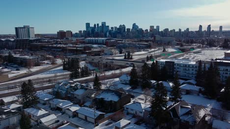 el horizonte de la ciudad y el barrio por la autopista calgary ocupado