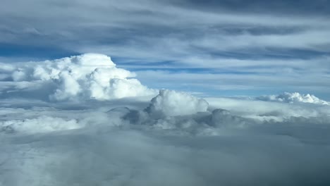 vista aérea tomada a 12000 metros de altura desde una cabina de jet en un cielo tormentoso y turbulento