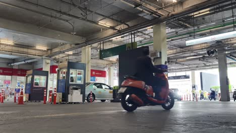 estacionamiento subterráneo con automóviles