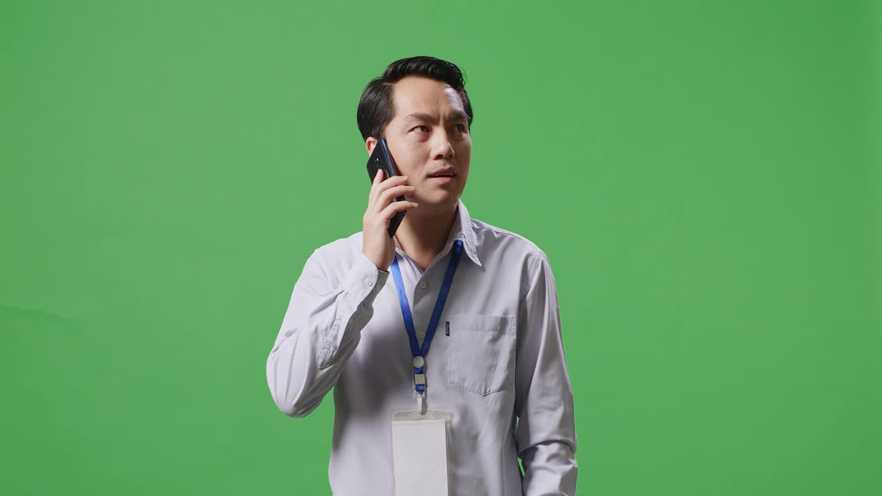 전화로 얘기하는 남자