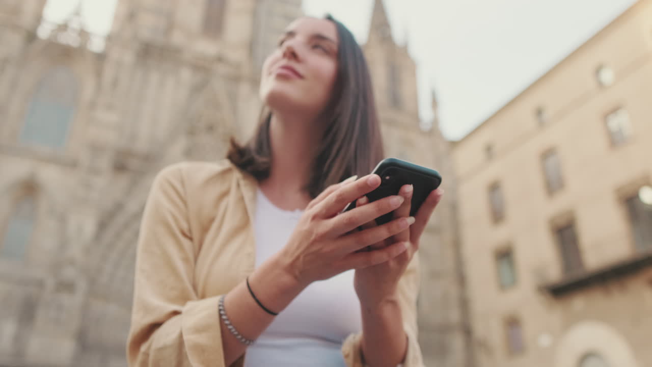 Donna che usa il telefono in città