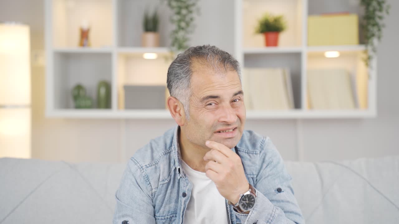 un hombre con arrugas y problemas en la piel es infeliz.