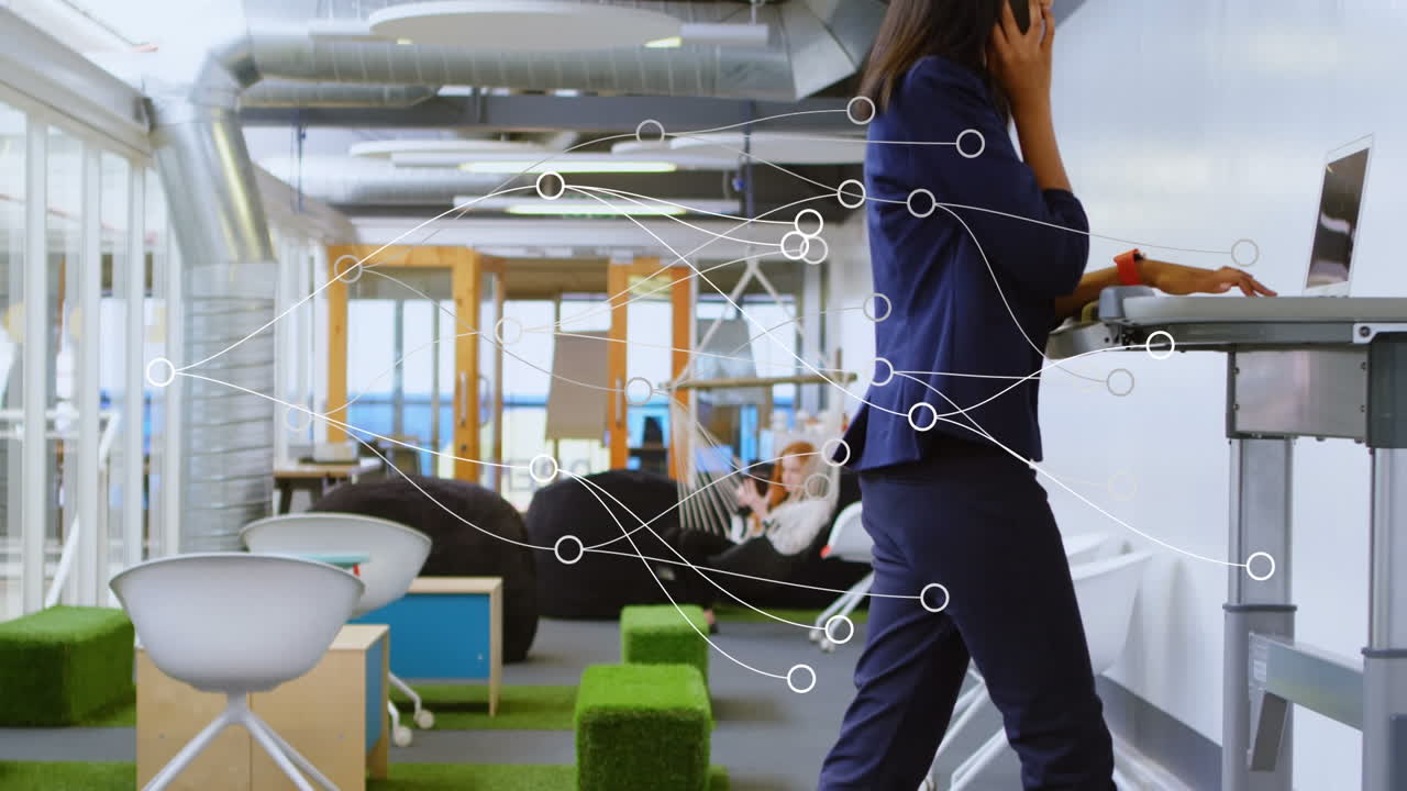 Animazione di una rete di connessioni su una donna d'affari caucasica che parla al telefono mentre è sul tapis roulant