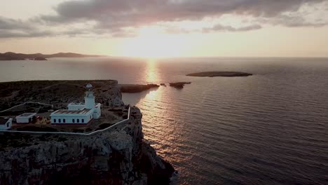 Puesta-De-Sol-En-El-Faro-De-Cabo-Cavalleria-En-Menorca,-España---Toma-Aérea-De-Drones