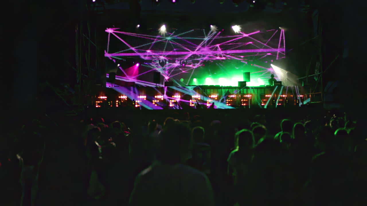 Koncert med scenelys og publikum