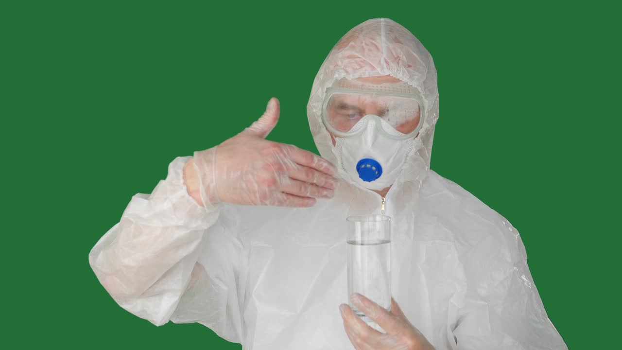 virólogo enfocado examinando el agua en vidrio