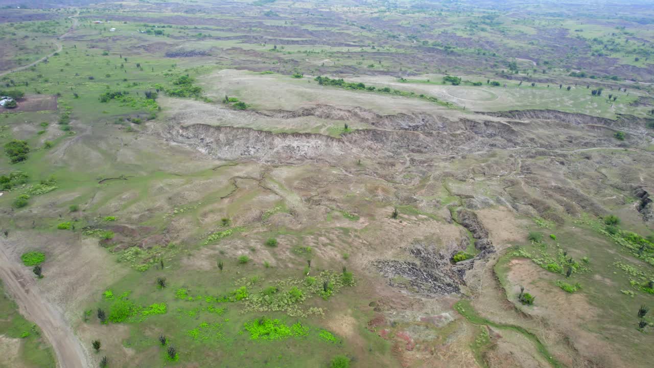 maravillarse del juego de luz y sombra mientras el sol proyecta sus tonos dorados a través de la extensión estéril, pintando el desierto en una sinfonía de colores