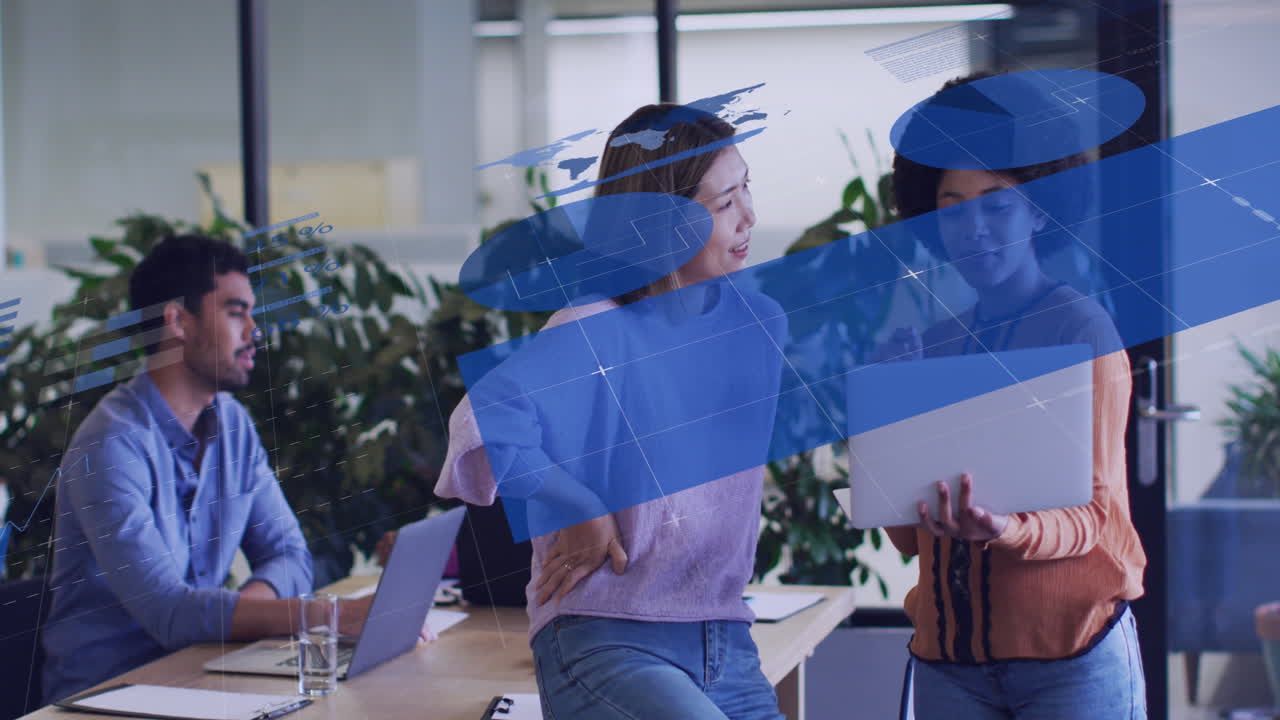 анимация инфографического интерфейса над различными коллегами, обсуждающими отчеты на ноутбуке