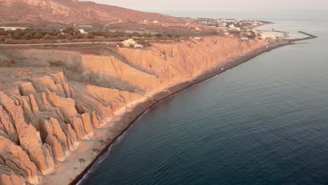 Toma-Aérea-De-Punto-De-Interés-De-La-Playa-De-Vlychada-En-La-Isla-De-Santorini,-Grecia,-Hora-Dorada-Del-Relámpago-De-La-Tarde