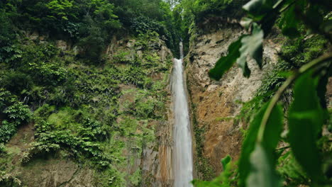 fotografía cercana en cámara lenta de la cascada natural de ribeira quente en sao miguel en las azores, portugal