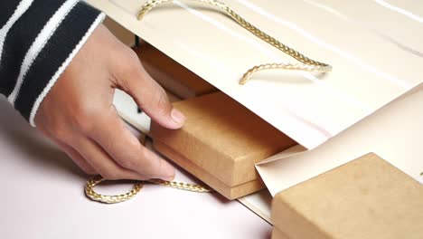 desempaquetando regalos de una bolsa de compras