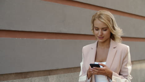 Primer-Mensaje-De-Texto-De-Mujer-En-El-Teléfono.-Mujer-De-Negocios-Usando-Teléfono-En-La-Calle