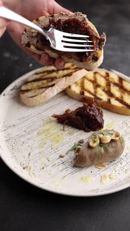 pan a la parrilla con paté de hígado y cebollas caramelizadas
