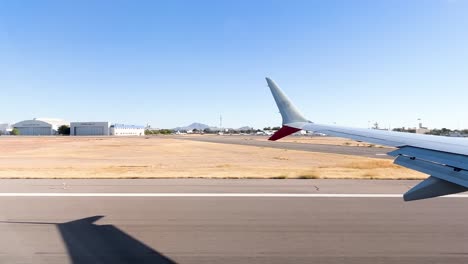 Blick-Vom-Fensterplatz-Auf-Ein-Flugzeug,-Das-Auf-Der-Landebahn-Des-Flughafens-Hermosillo-Startet