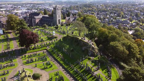 filmación de drones cinematográficos en escocia kirkyard, castillo y paisaje