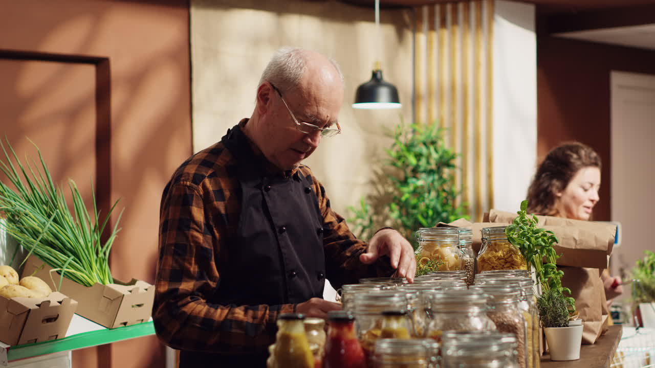 hombre anciano arreglando mercancías