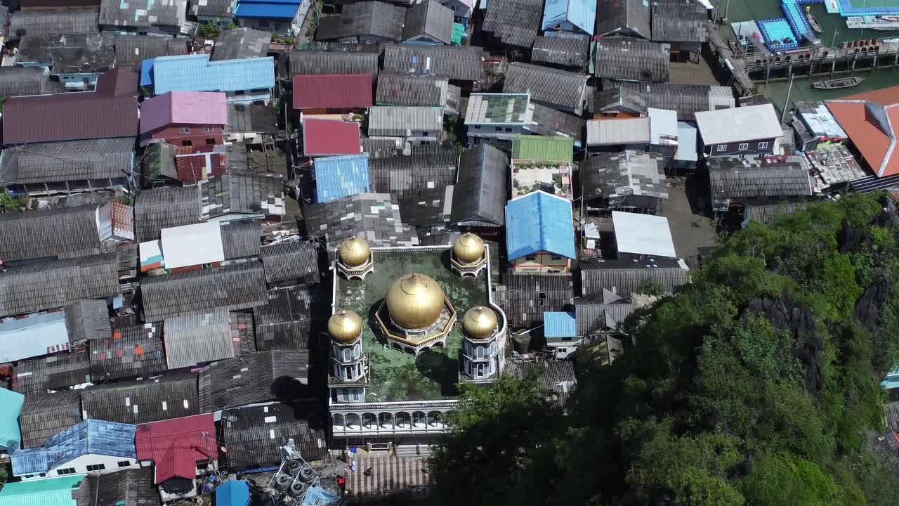 koh panyee, mezquita, en un pueblo flotante en el mar en la bahía de phang nga
