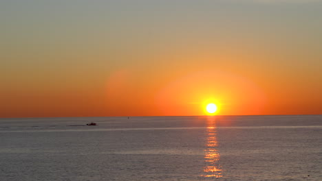 Maine-Hummerfischerboot,-Das-Bei-Sonnenaufgang-Aufs-Meer-Hinausfährt