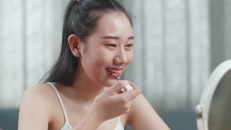 립스틱 을 쓰는 여자
