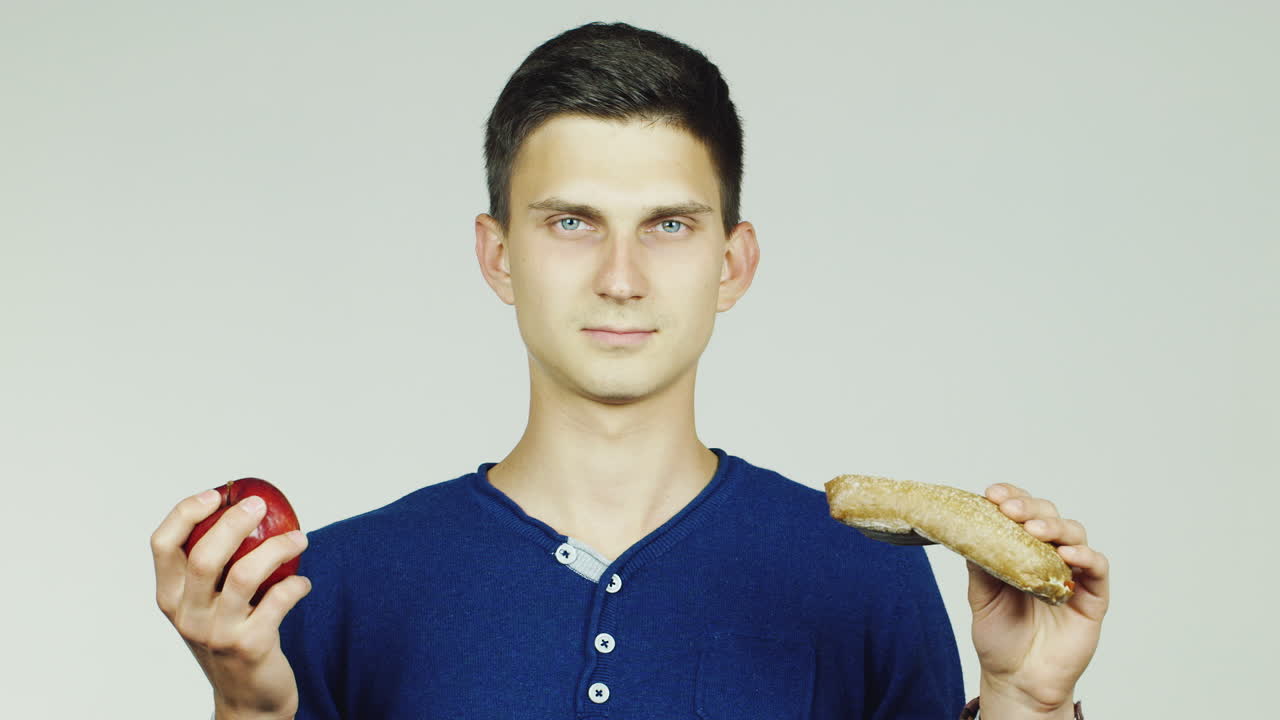 un hombre con una manzana y un sándwich de video hd