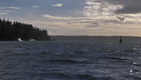 Malerische-Aussicht-Mit-Plätscherndem-Wasser-Unter-Bewölktem-Himmel-Während-Des-Sonnenuntergangs-Am-Garibaldi-See-In-BC,-Kanada