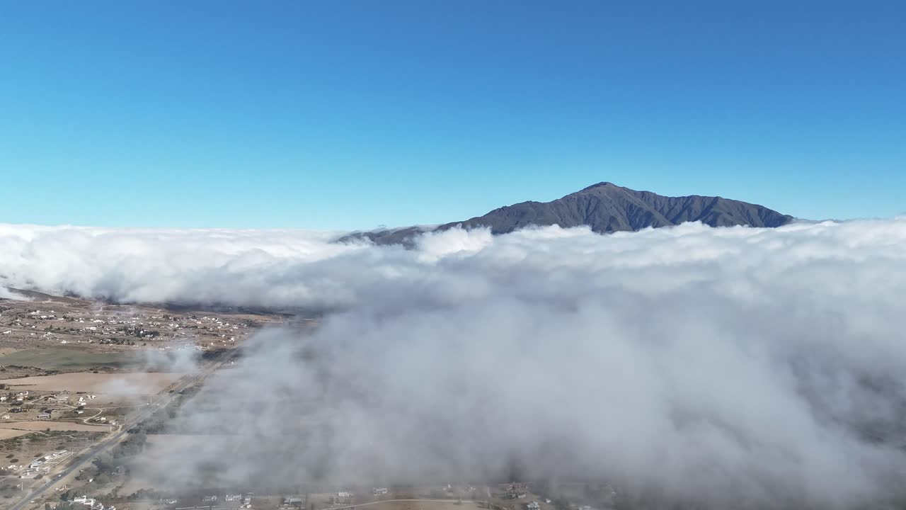 hyperlapse drone corta a través de las nubes sobre la ciudad de tafí del valle en tucumán, argentina