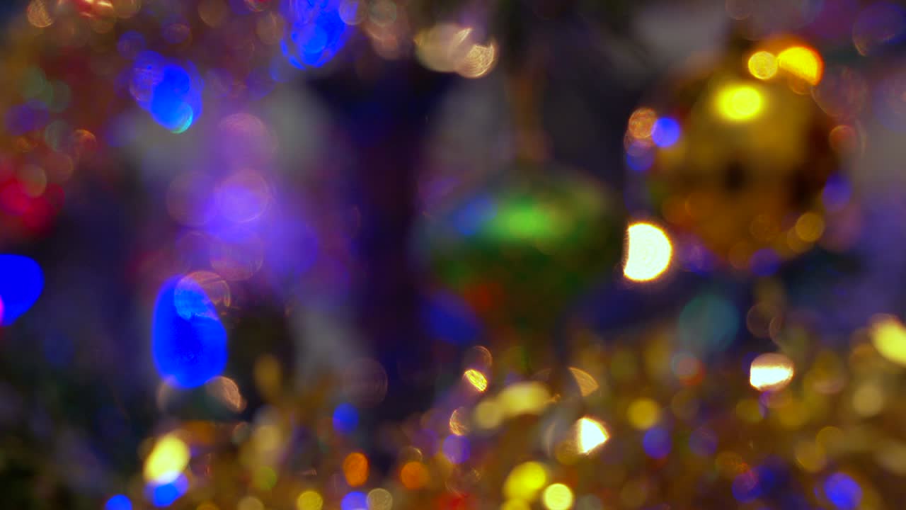 Mudanças de foco em enfeites de árvore de Natal 4K UHD.