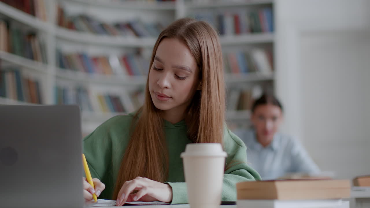 도서관에서 공부하는 학생