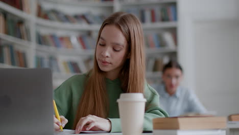 estudiantes que estudian en una biblioteca