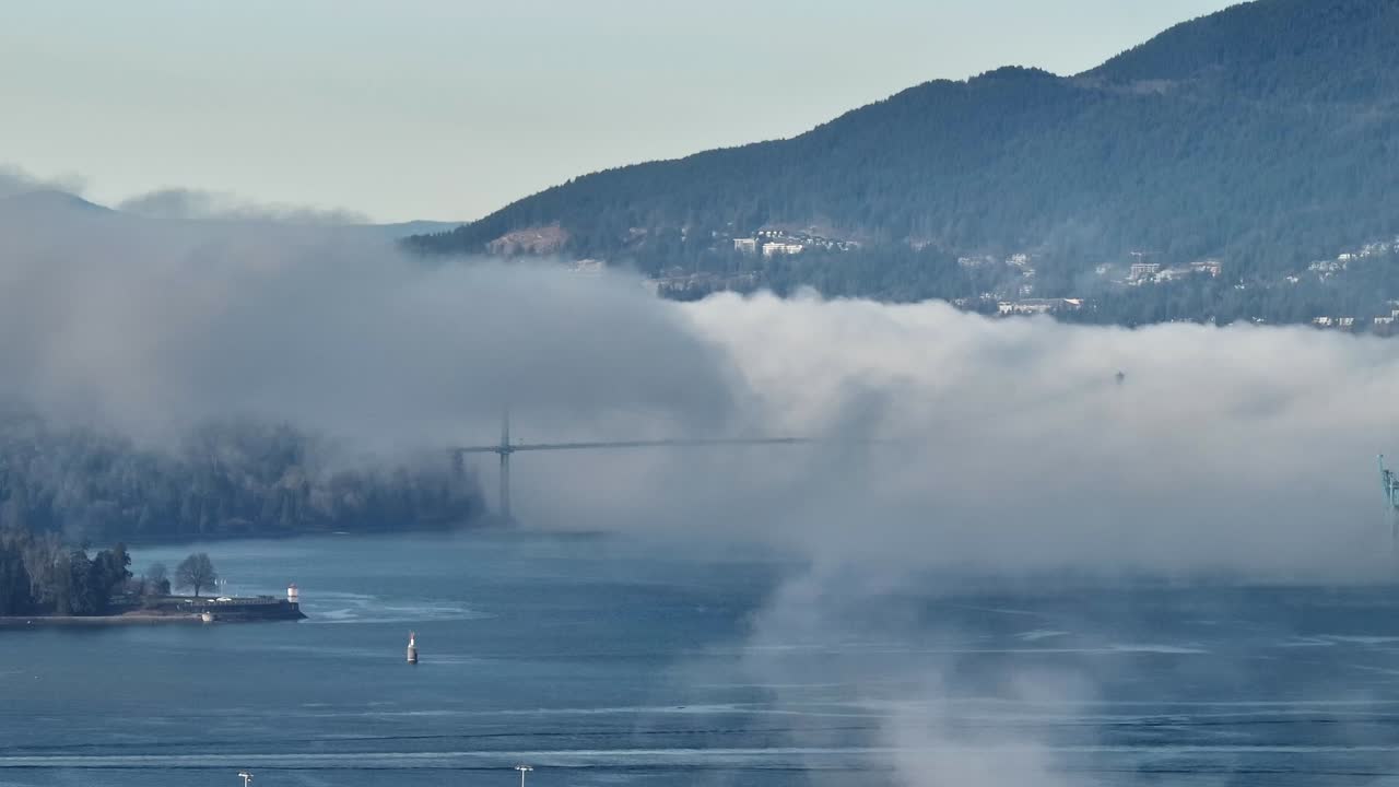 Sisli Bir Sabahta Vancouver, Kanada'daki Lions Gate Köprüsü - Dron Çekimi.