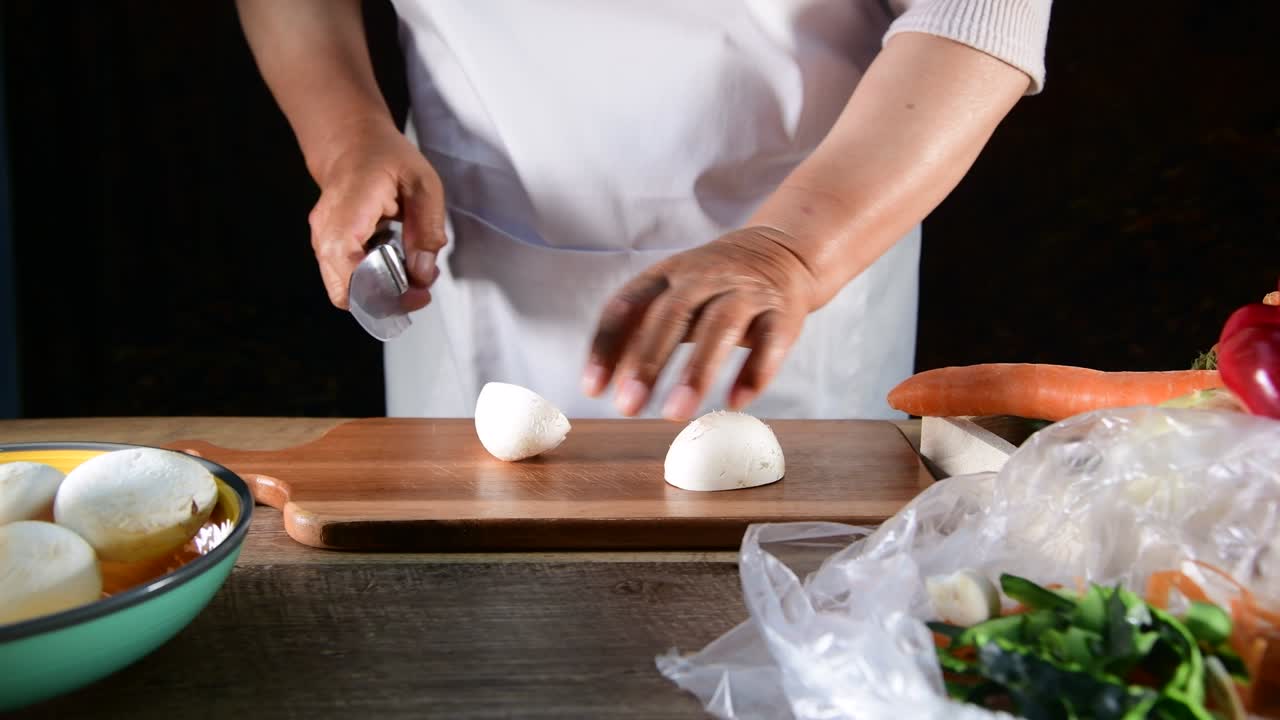 여자 가 절단판 에 당근 을 잘라