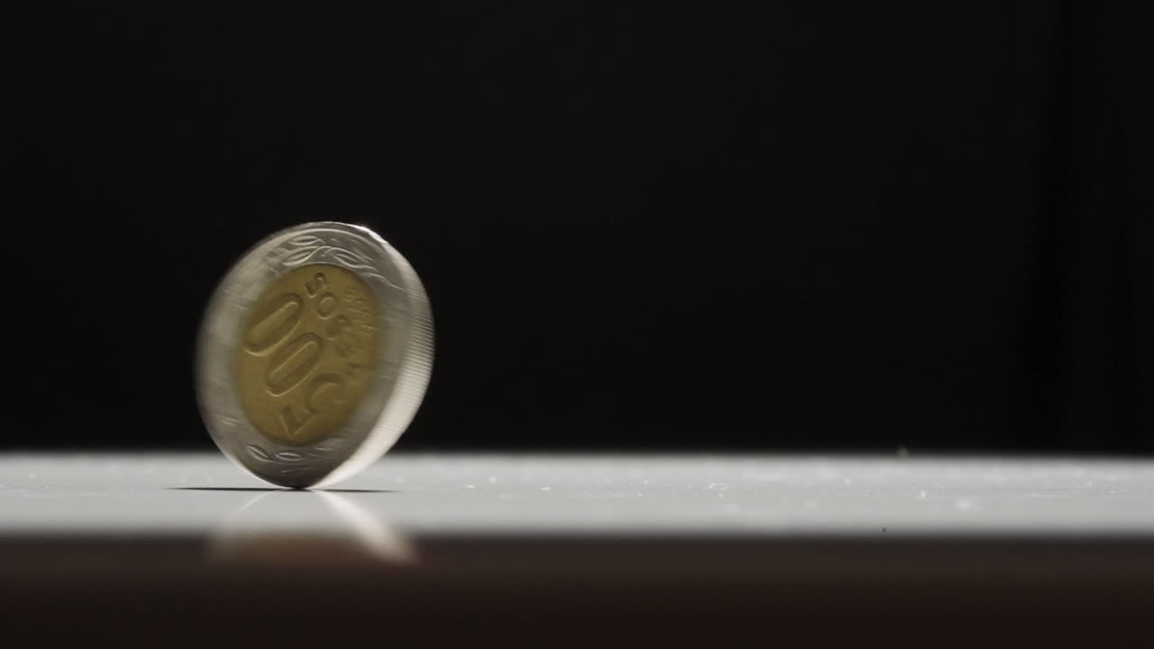 moneda chilena de 500 pesos girando en la mesa