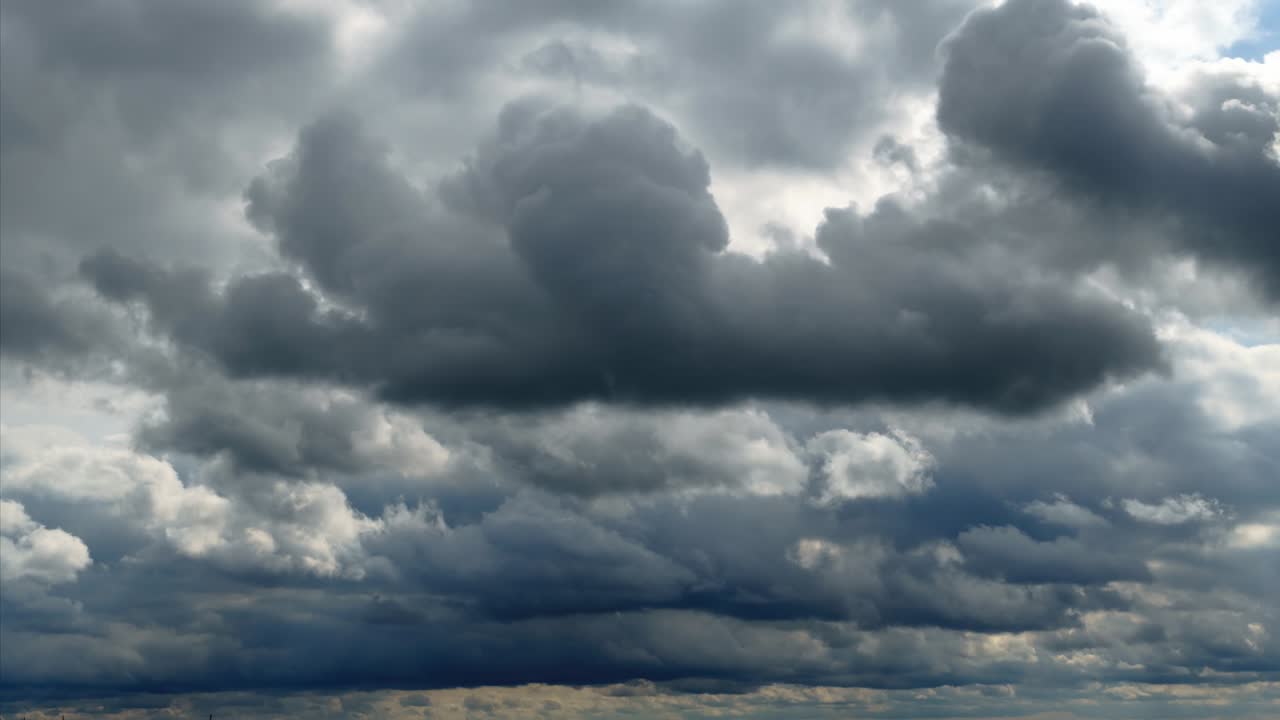 hermoso cielo oscuro dramático con nubes tormentosas el tiempo transcurre antes de la lluvia