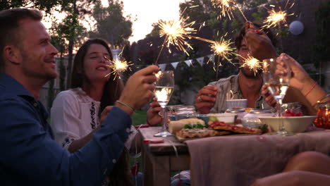 amigos con chispas comiendo comida y disfrutando de la fiesta