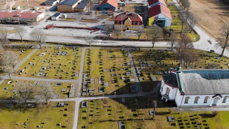 Vista-Aérea-De-La-Biblioteca-Pública-Y-La-Escuela-Cerca-Del-Cementerio-Y-La-Iglesia-Bjorketorp-En-La-Ciudad-De-Ravlanda,-Harryda,-Suecia