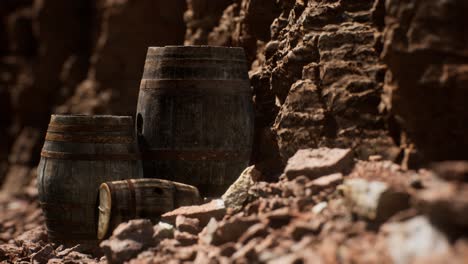 Alte-Hölzerne-Vintage-Weinfässer-In-Der-Nähe-Einer-Steinmauer-In-Der-Schlucht