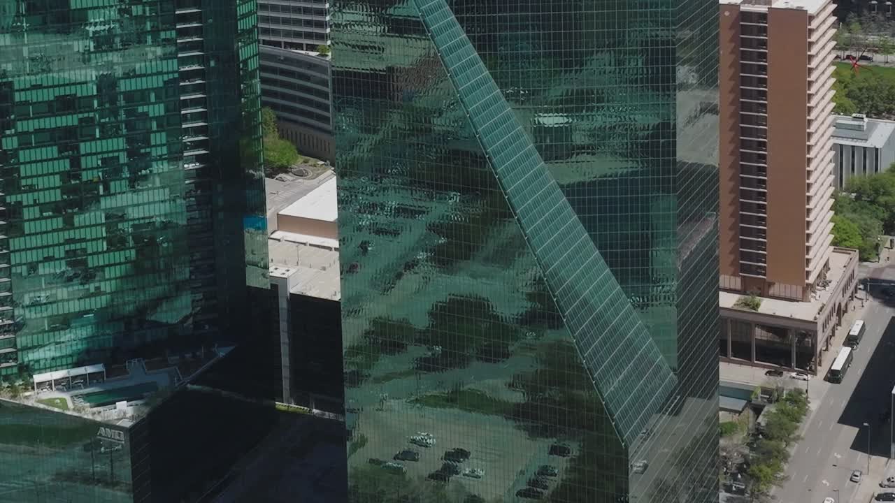 Vista aérea do centro de Dallas mostrando edifícios e ruas da cidade no Texas