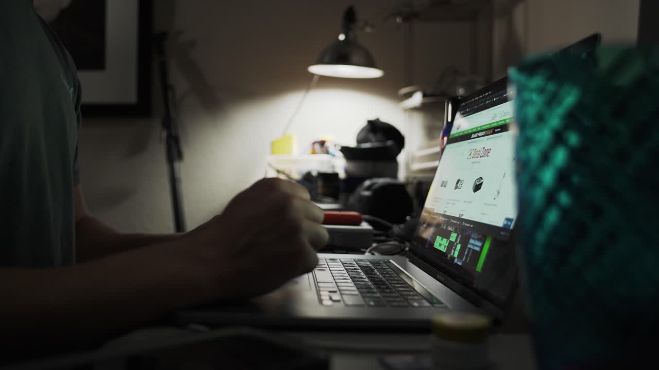 editor jugando con sus manos y estirándose a altas horas de la noche mientras trabaja