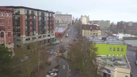 drone volando por encima de las calles y edificios en el centro de tacoma, washington durante la temporada de otoño - antena