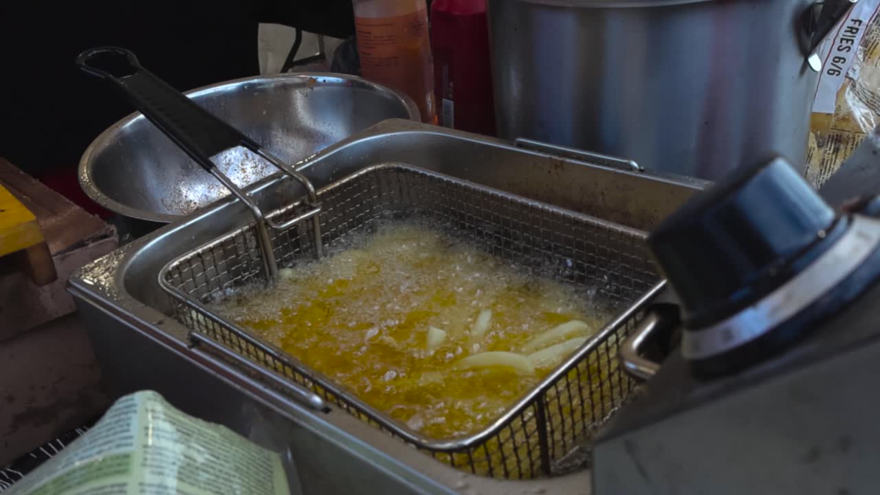 Pommes frites frituresteges i en kommerciel frituregryde