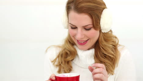 una rubia festiva disfrutando de chocolate caliente