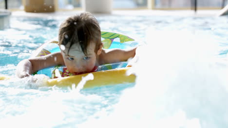 Kleiner-Junge-Schwimmt-Im-Pool-Mit-Gummiring