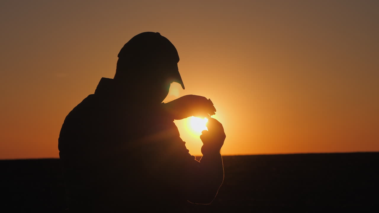 해가 지는 꽃 을 관찰 하는 사람