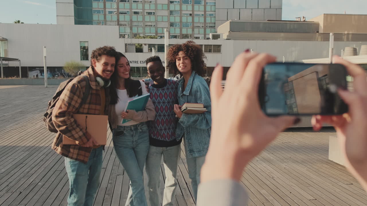 Amici che si fanno una foto insieme nel campus