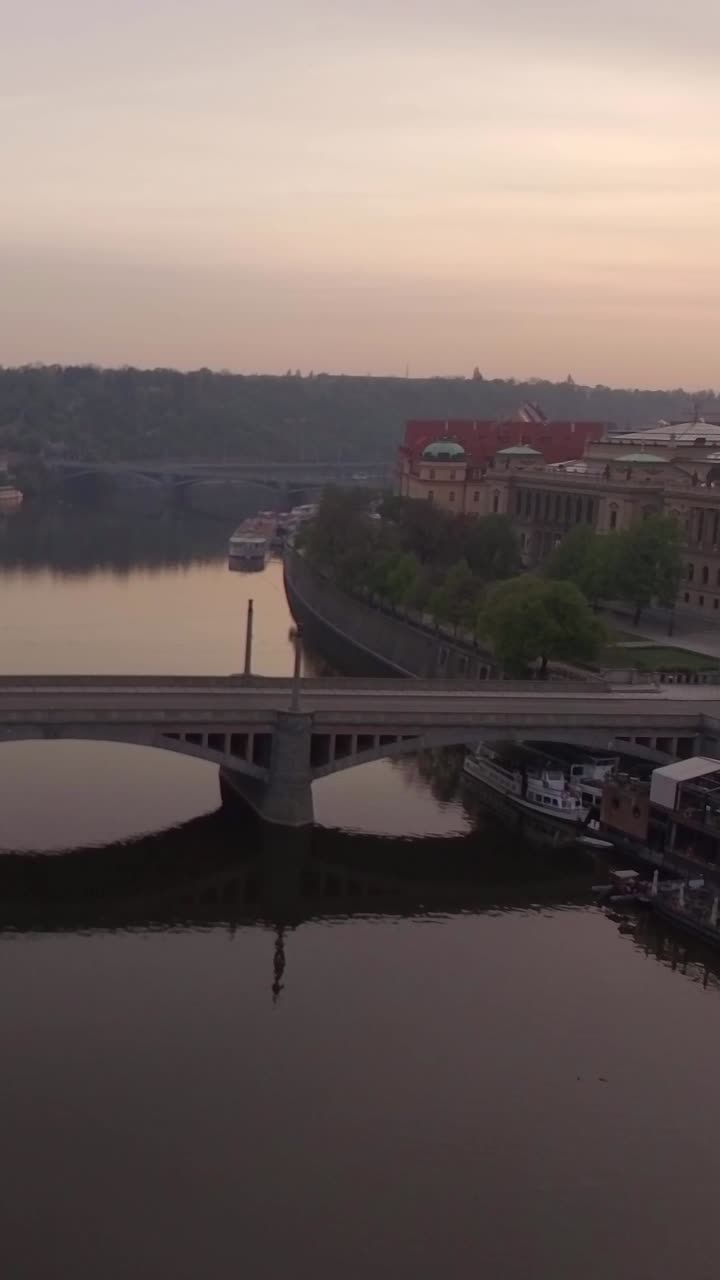 Vista Aerea del Paesaggio Urbano di Praga con Fiume e Ponte all'Alba