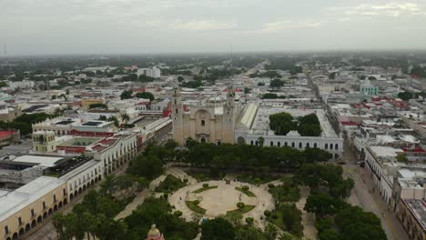 drone vuela sobre la catedral de mérida, san ildefonso, ubicada en yucatán, méxico