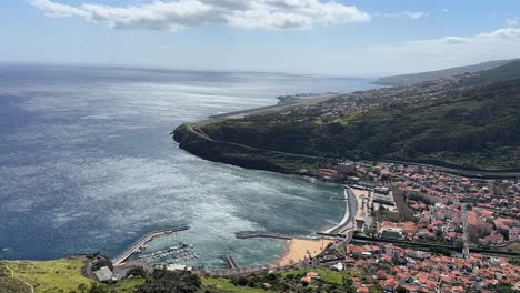 El-Despegue-De-Un-Avión-Desde-El-Aeropuerto-De-Madeira-Visto-Desde-Lejos